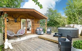 The Log Cabin With Private Hot Tub, Bath